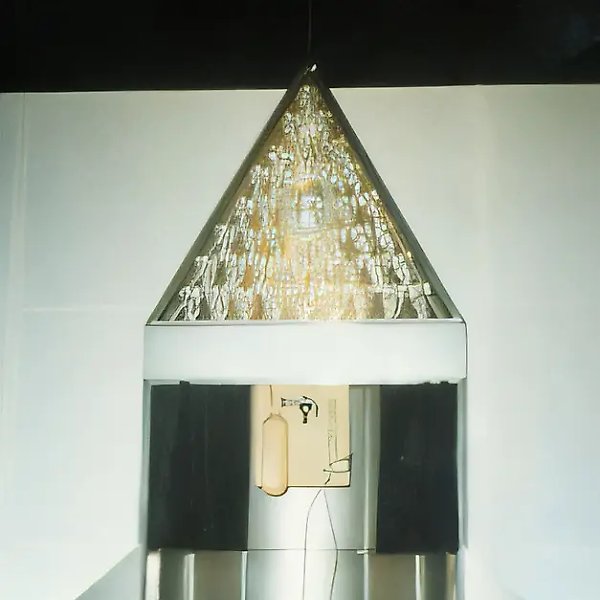 祷告机，1992年，金属、木材、玻璃，200×150×60厘米。NSK（新斯洛文尼亚艺术）“努尔杜恩”剧院舞台设计的一部分，斯洛文尼亚卢布尔雅那。
