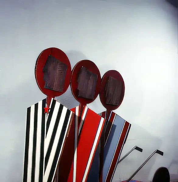 Триумфальная колесница, 1991, Дерево, фанера, металл, эмаль, 185 х 300 х 75 см Собственность автора