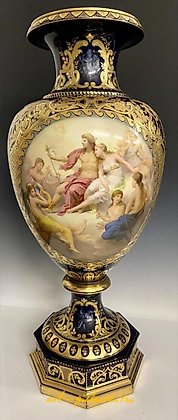 维也纳皇家瓷器, 一对宏伟的维也纳皇家瓷瓶和盖子