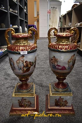 维也纳皇家瓷器, 一对巨大且令人印象深刻的瓷瓮，被认为是维也纳皇家的作品...