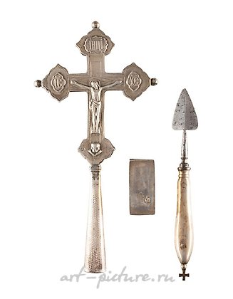 Русское серебро, СЕРЕБРЯНОЕ РАСПЯТИЕ, МЕТАЛЛИЧЕСКОЕ СВЯЩЕННОЕ КОПЬЕ И СЕРЕБРЯНАЯ ЛИТУРГИЧЕСКАЯ ШКАТУЛКА