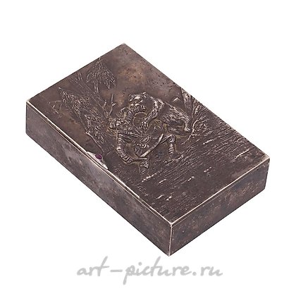 俄罗斯银, 俄罗斯银质雪茄盒，上面刻有战斗场景。