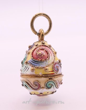 俄罗斯银, 俄罗斯银制珐琅挂饰，呈蛋形。高度3厘米。