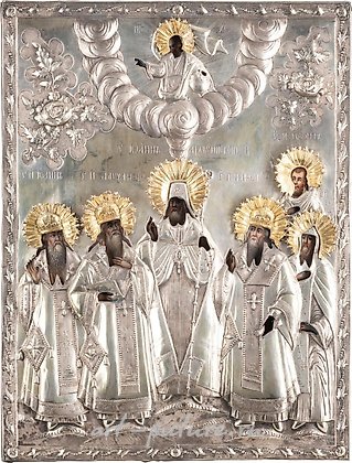 Русское серебро, ОЧЕНЬ БОЛЬШАЯ ИКОНА, ПОКАЗЫВАЮЩАЯ СВЯТЫХ В ЕПИСКОПСКОМ ОДЕЖДЕ С СЕРЕБРЯНЫМ ОКЛАДОМ