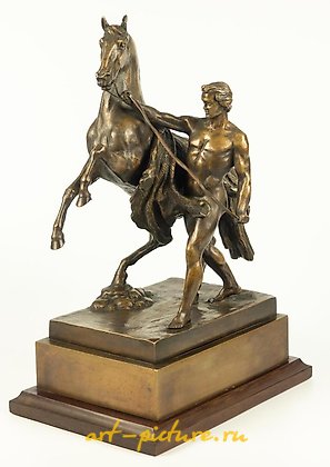 俄罗斯银, "驯马人类"雕塑群中的四个雕塑之一