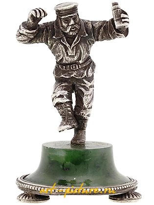 俄罗斯银, 俄罗斯银制男性雕像，放在雕刻的玉座上。