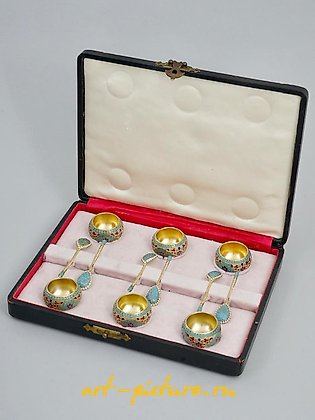 俄罗斯银, 俄罗斯银器和克洛伊松釉的盐瓶套装