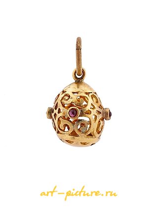 俄罗斯银, 俄罗斯银质镀金蛋形吊坠，镶有红宝石。
