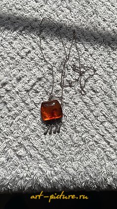 俄罗斯银, 9克拉1.2 x 1.2心形琥珀吊坠和链条。