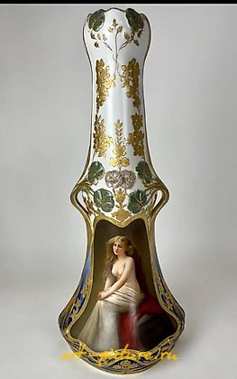 维也纳皇家瓷器, 一个大型的维也纳皇家人像花瓶24英寸。
