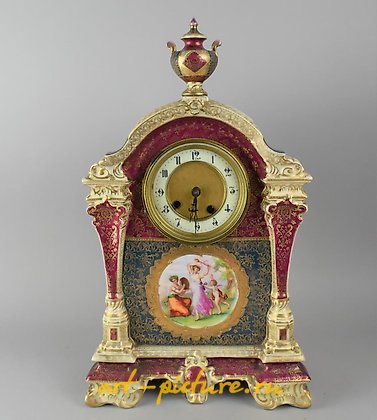 维也纳皇家瓷器, 一只皇家维也纳盖塑座瓶，为鼎型，中央有...