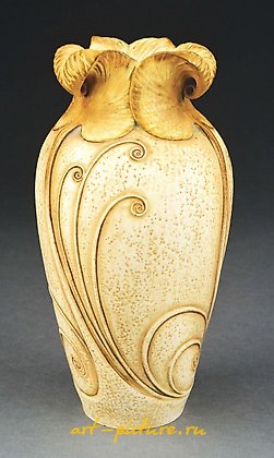 维也纳皇家瓷器, 保罗·达赫塞尔/恩斯特·瓦利斯设计的四手柄花瓶。