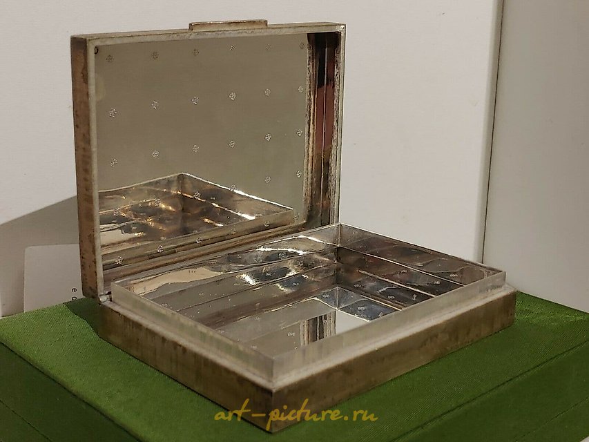 布切拉提（Buccellati）首饰盒是赠送给玛格丽特·撒切尔的第十三届G7峰会的国礼。