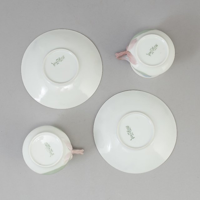 瓷制咖啡杯和碟，带鸢尾花图案。现代风格。手工底釉绘画。瑞典，Rörstrand。