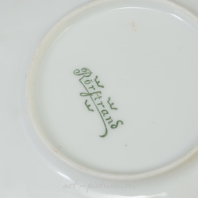 瓷制咖啡杯和碟，带鸢尾花图案。现代风格。手工底釉绘画。瑞典，Rörstrand。