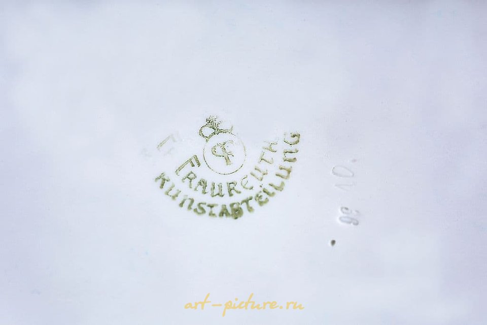 The figurine of a Dachshund on a pedestal by Porzellanfabrik Fraureuth AG Fraureuth, 1919.