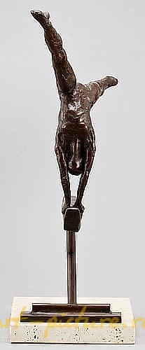 青铜小雕像。“平衡木上的体操运动员” 丹麦，皇家哥本哈根。作者：斯特雷特-吉廷斯·凯尔西（美国，生于1941年）
