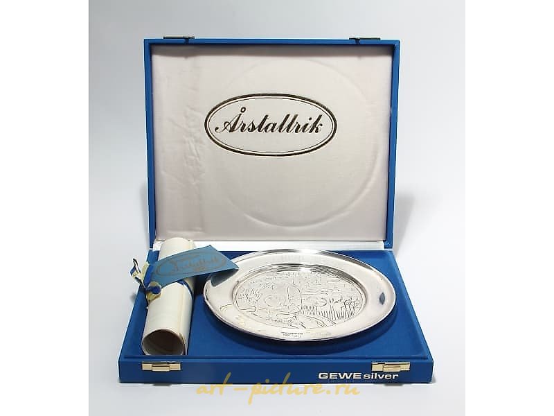 收藏银盘，正面为瑞典诗人和作家比尔格·绍贝里的肖像，产于瑞典马尔默，由GEWE SILVERVARUFABRIKEN AB制作，年份为1976年。