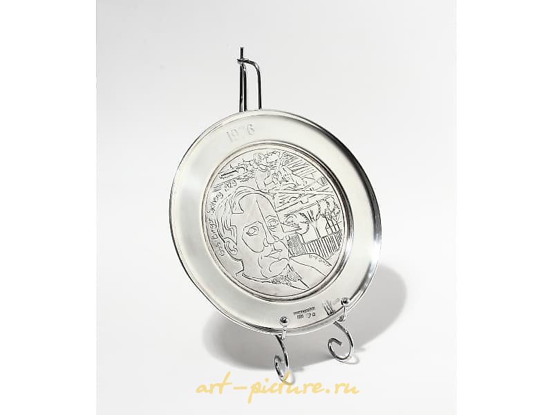 收藏银盘，正面为瑞典诗人和作家比尔格·绍贝里的肖像，产于瑞典马尔默，由GEWE SILVERVARUFABRIKEN AB制作，年份为1976年。