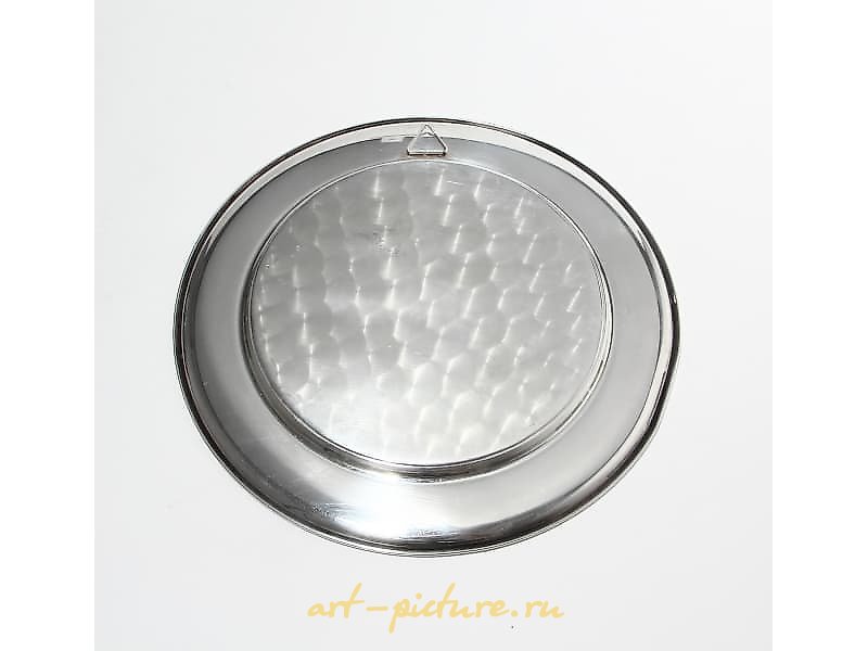 收藏银盘，正面为瑞典诗人和作家比尔格·绍贝里的肖像，产于瑞典马尔默，由GEWE SILVERVARUFABRIKEN AB制作，年份为1976年。