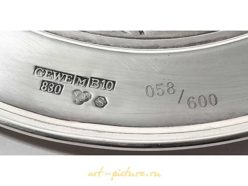 收藏银盘，正面为瑞典诗人和作家比尔格·绍贝里的肖像，产于瑞典马尔默，由GEWE SILVERVARUFABRIKEN AB制作，年份为1976年。