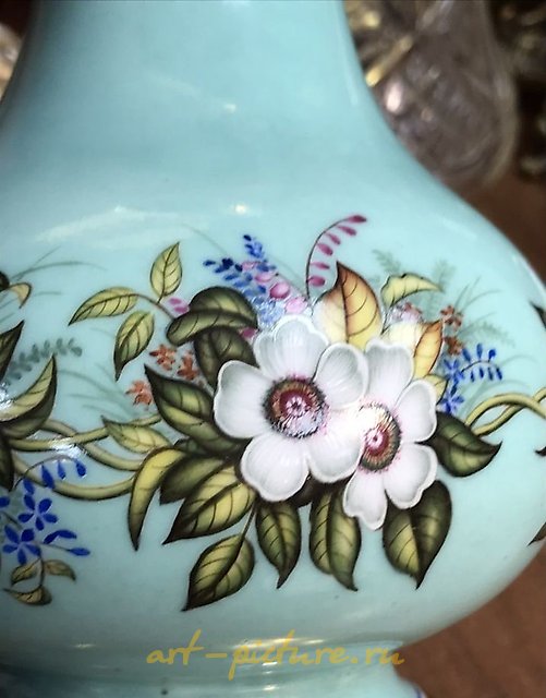这是彼得堡皇帝瓷器厂生产的花瓶，属于亚历山大二世统治时期（1860-1870年）。