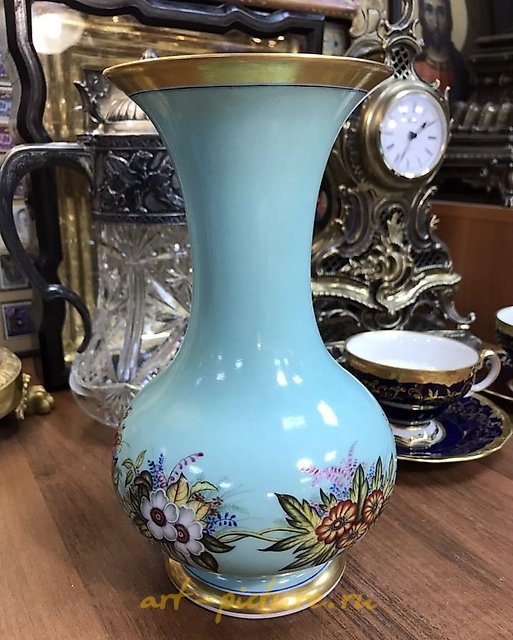 这是彼得堡皇帝瓷器厂生产的花瓶，属于亚历山大二世统治时期（1860-1870年）。