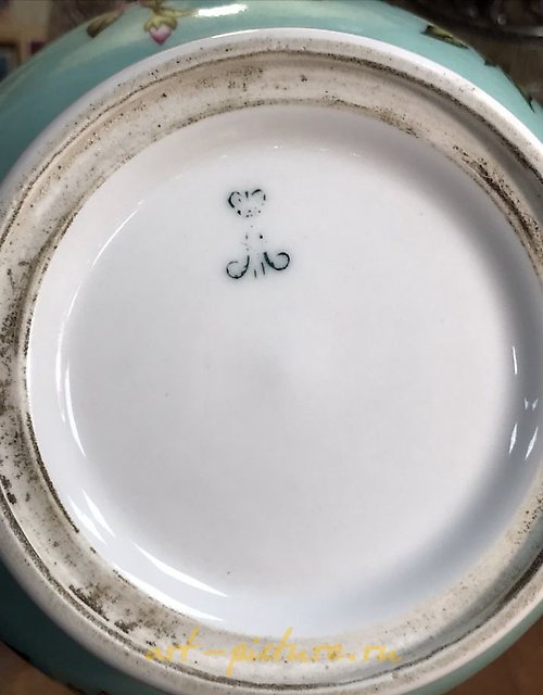 这是彼得堡皇帝瓷器厂生产的花瓶，属于亚历山大二世统治时期（1860-1870年）。