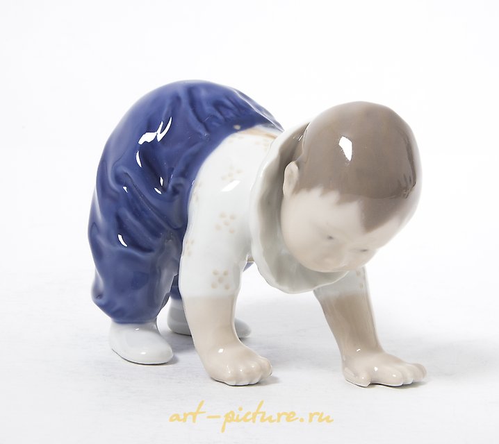 爬行的婴儿。丹麦，哥本哈根，皇家哥本哈根