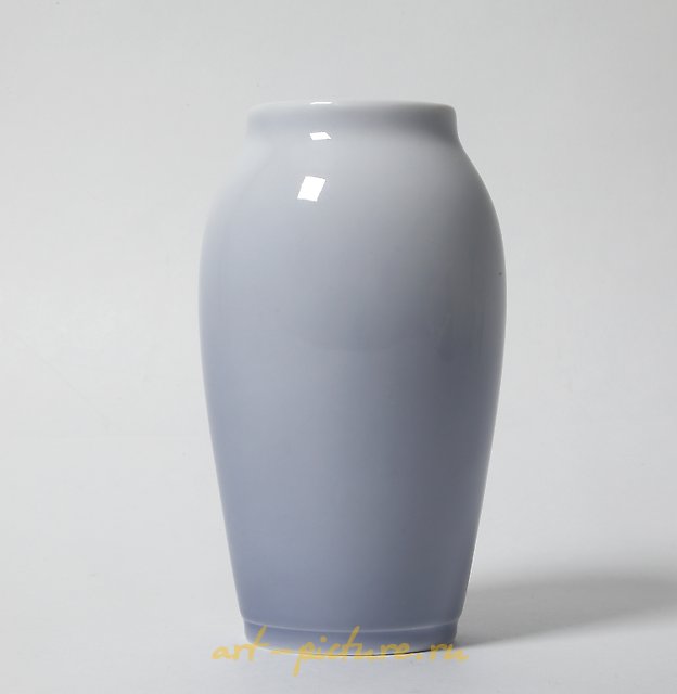 瓷花瓶，带有白色花朵。丹麦，哥本哈根，皇家哥本哈根。