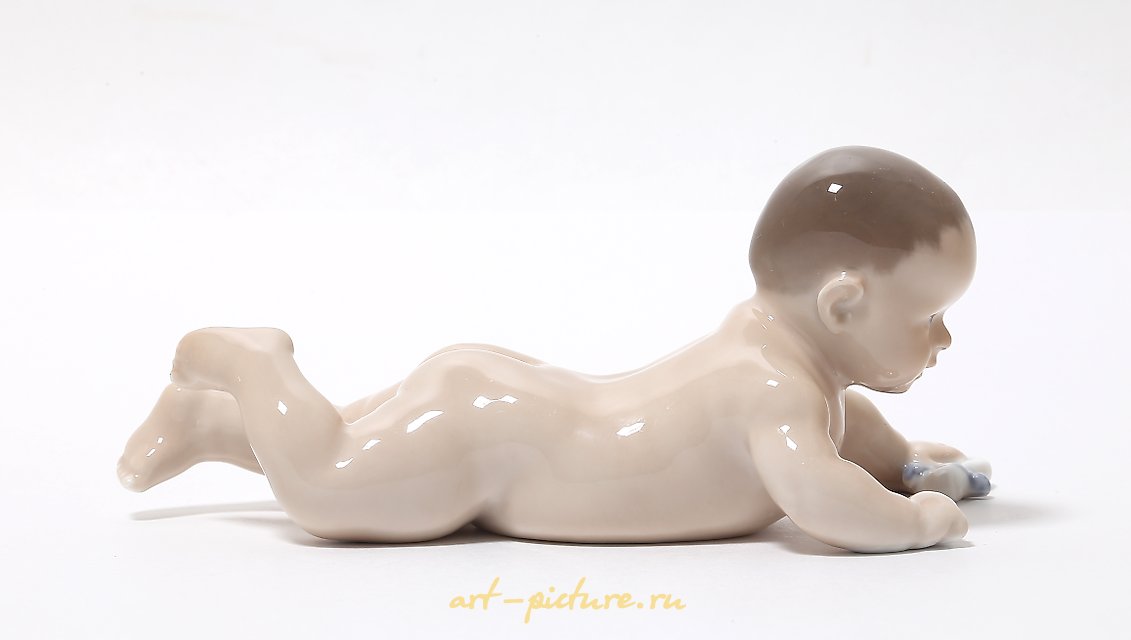 爬行的婴儿。丹麦，哥本哈根，皇家哥本哈根