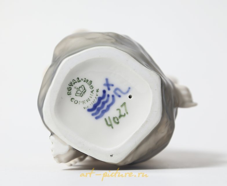 女孩在石头上。丹麦，哥本哈根，皇家哥本哈根