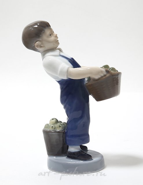 十月 - 拿着苹果的男孩。丹麦，哥本哈根，皇家哥本哈根。