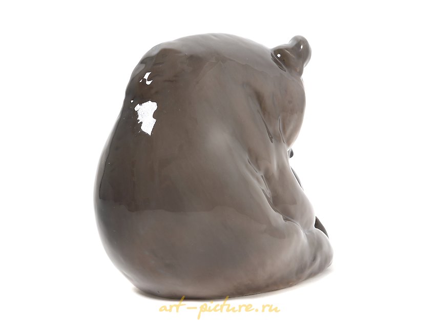 棕熊在吮吸爪子。丹麦，哥本哈根，皇家哥本哈根，1923年。