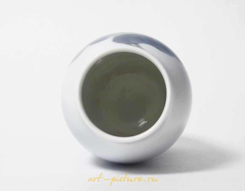 瓷花瓶，带有白色花朵。丹麦，哥本哈根，皇家哥本哈根。