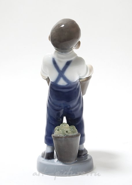 十月 - 拿着苹果的男孩。丹麦，哥本哈根，皇家哥本哈根。