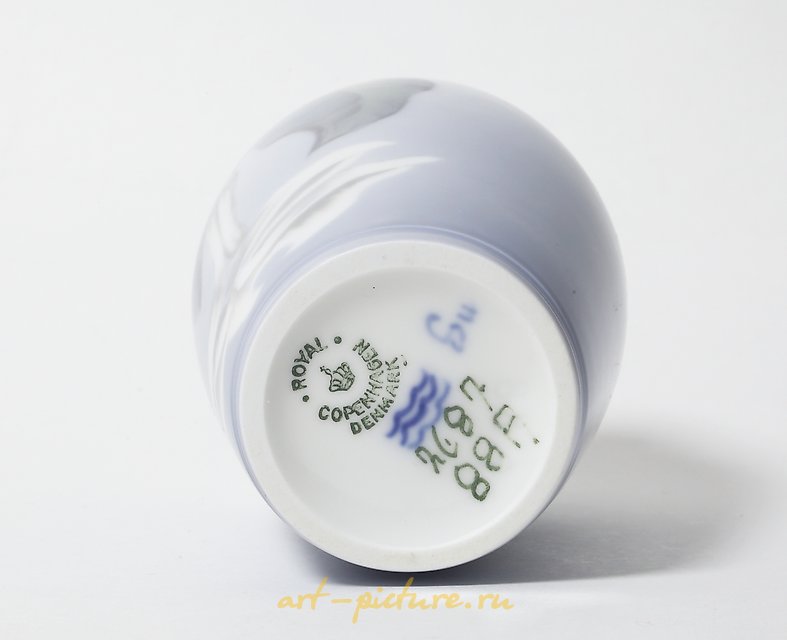 瓷花瓶，带有白色花朵。丹麦，哥本哈根，皇家哥本哈根。