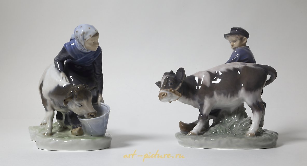 女孩和男孩与小牛。丹麦，哥本哈根，皇家哥本哈根。