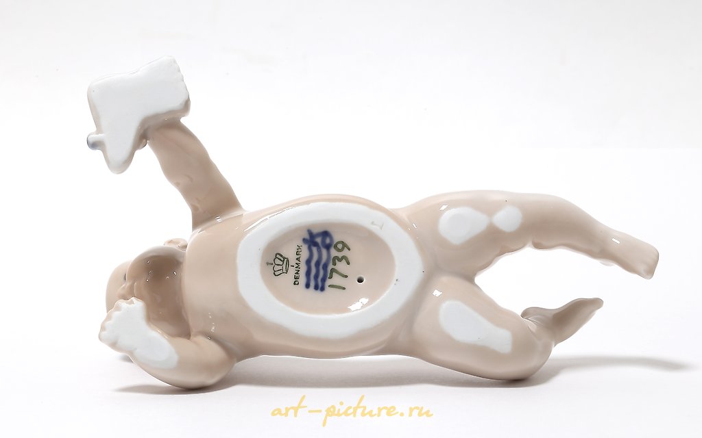 爬行的婴儿。丹麦，哥本哈根，皇家哥本哈根