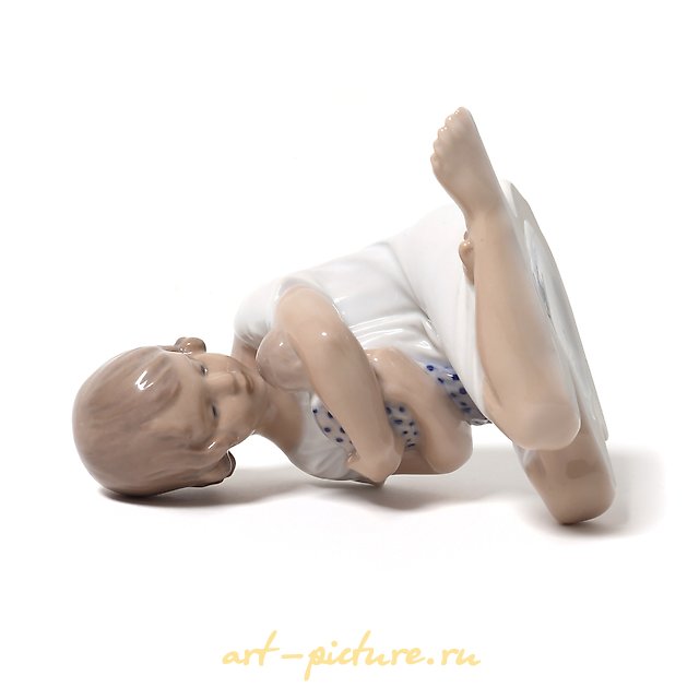 女孩与玩偶。丹麦，哥本哈根，皇家哥本哈根