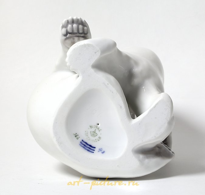 一对玩耍的熊。丹麦，哥本哈根，皇家哥本哈根，1898 - 1923年。