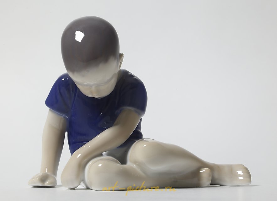 坐着低下头的男孩