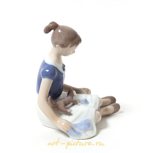 瓷雕像。抱着猫的女孩 Bing Grondahl