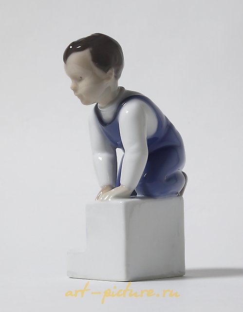 The translation of the text is: "Porcelain figurine I am walking now Bing Grondahl."