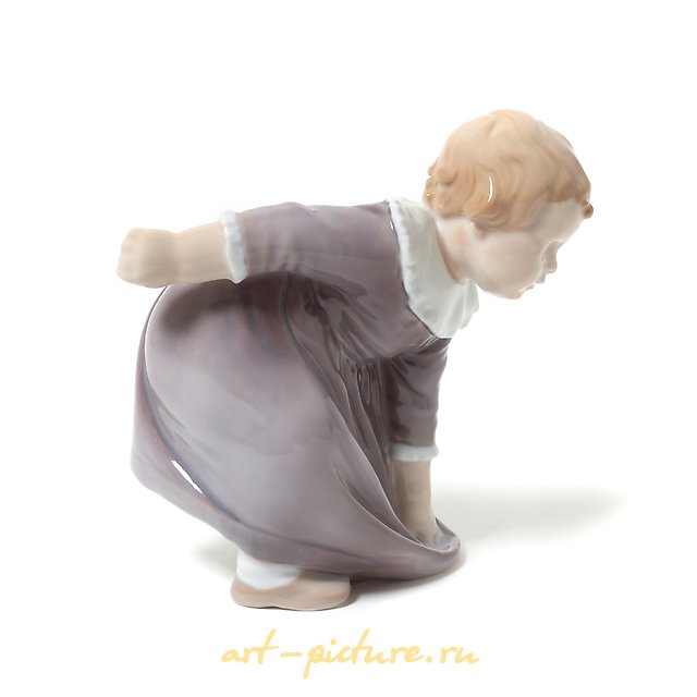 女孩在整理裙摆。丹麦，哥本哈根，滨格与格朗达尔。