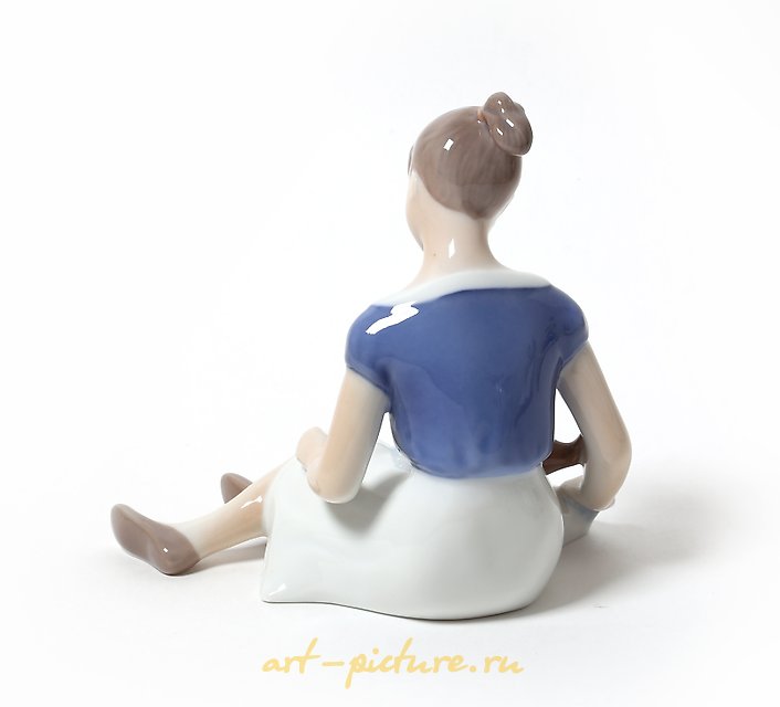 瓷雕像。抱着猫的女孩 Bing Grondahl