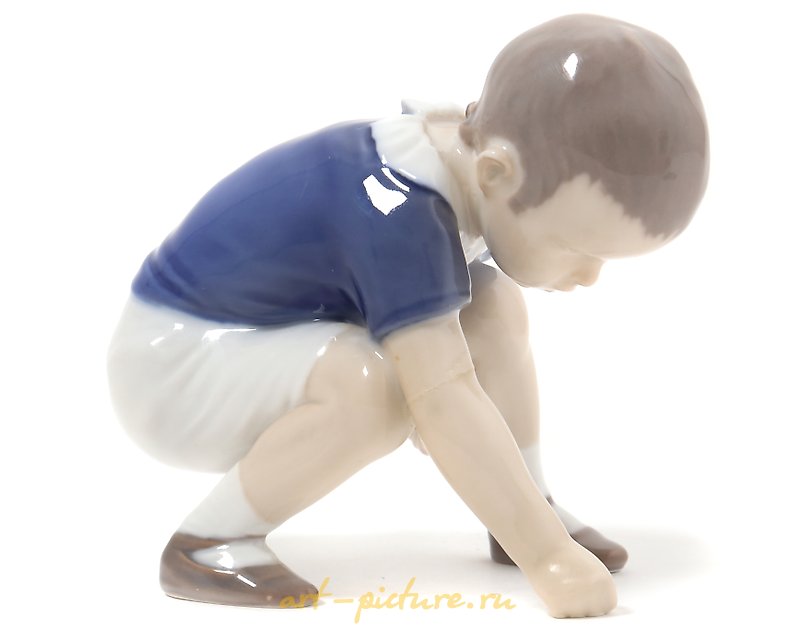 迪基（在柏油路上画画的男孩）。丹麦，哥本哈根，Bing & Grondahl