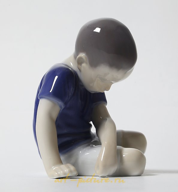 坐着低下头的男孩