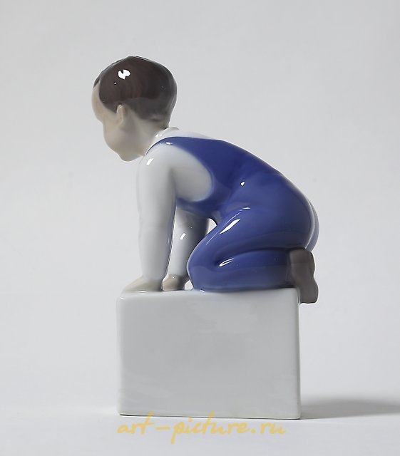 The translation of the text is: "Porcelain figurine I am walking now Bing Grondahl."