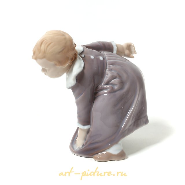 女孩在整理裙摆。丹麦，哥本哈根，滨格与格朗达尔。